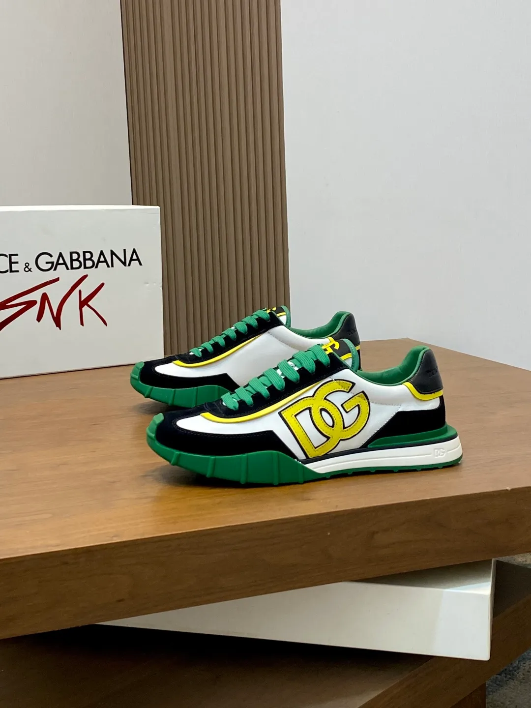 💰800 Dolce&Gabbana/Dolce & Gabbana men’s new casual sports shoes This sneaker is made of multiple materials. The nylon fabric upper is integrated with glossy leather, suede leather and rubber elements, and is decorated with reflective details. It has a silk-screen logo and a dual design of thick round and flat laces. It has a square toe, rubber foam midsole and gear pattern rubber composite sole decorated with the iconic "DG" logo. The shoe body is decorated with three-dimensional labels with the brand logo in many places. The style is fashionable and elegant, and the unique design is presented in a dazzling and modern new language. The fabric towel lining is paired with logo cowhide feet for a stylish and stylish look! Comes with a full set of packaging! Size: 39-40-41-42-43-44 leather shoe size (38/45 can be customized but does not support returns)